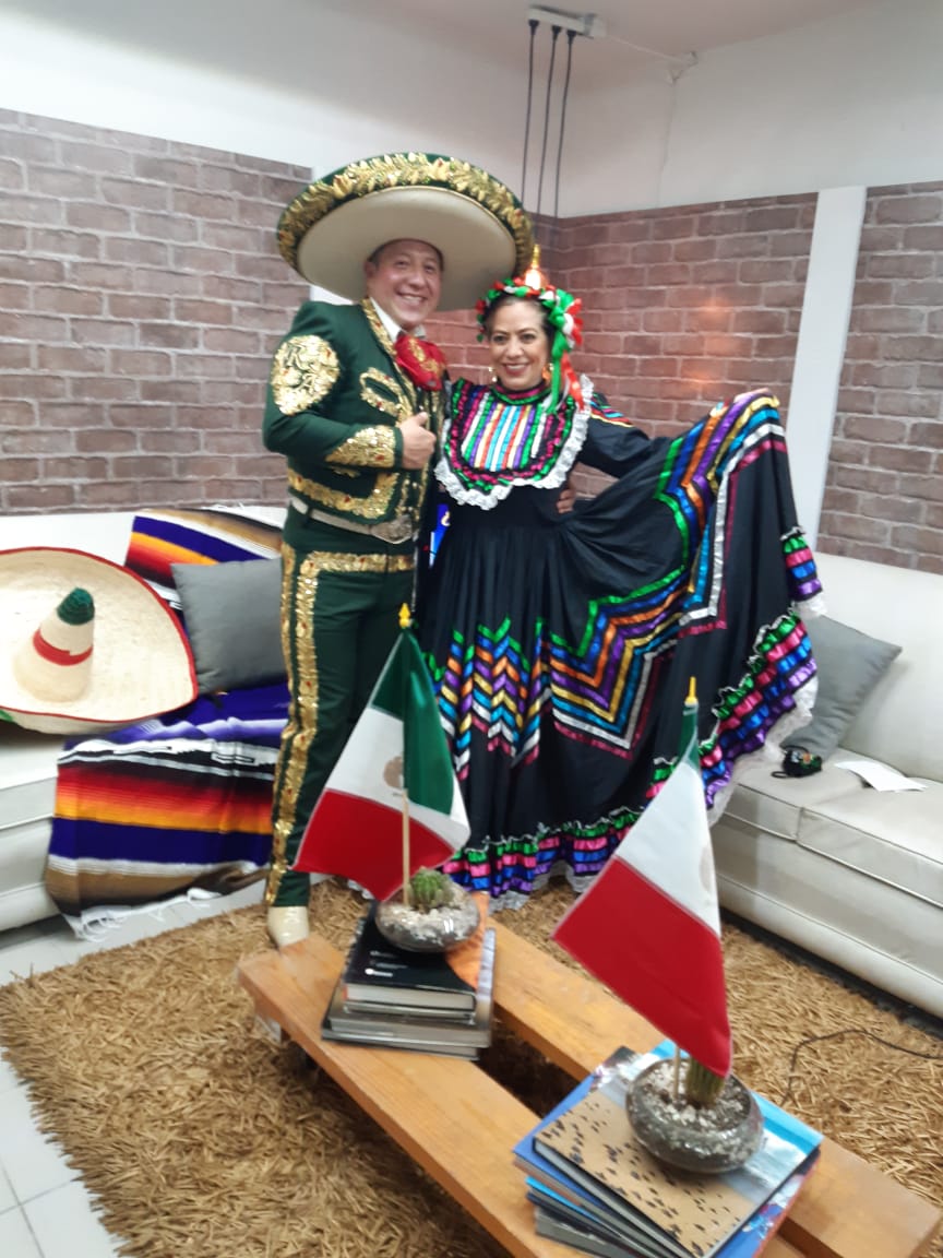 SandraBjar1's tweet photo. Rafael Acuña en La Terraza con Sandra Béjar ...♥️🕴️🎙️💃🇲🇽♥️ https://t.co/DJSRCH2qBP