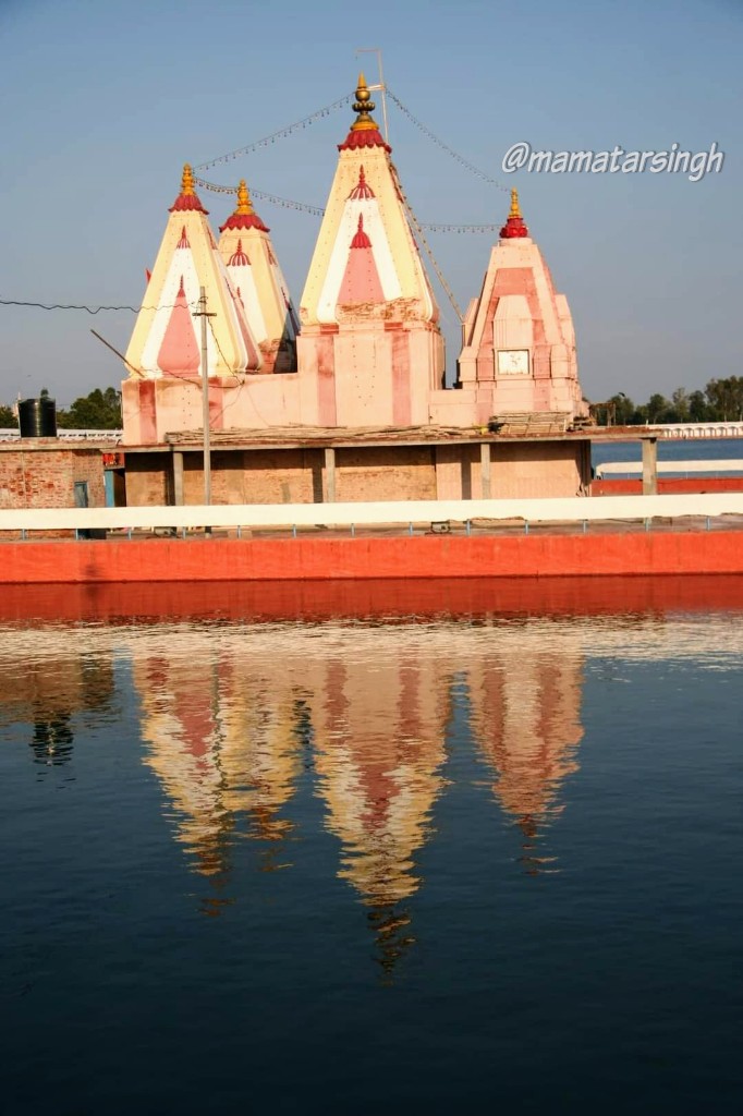 The State of  #Haryana too has its share of Heritage!Brahma Sarovar Temple ORSarveshwar Mahadev Temple  #Kurukshetra A beautiful view of Brahma Sarovar & Sarveshwar Mahadev Temple dedicated to god Shiva in middle of Sarovar connected to the...(: Own Pics) @LostTemple71/6