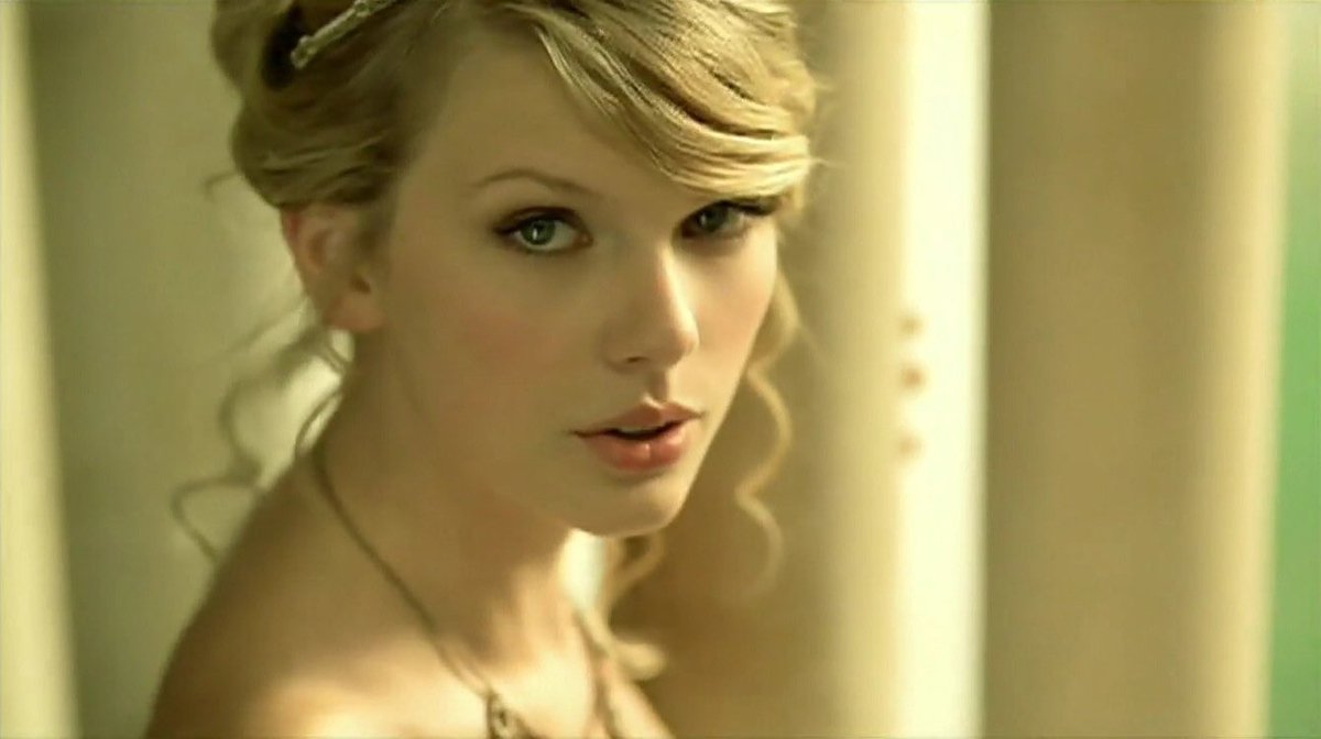 เมื่อวานเป็นวันครบรอบ 12 ปีที่ Taylor Swift ปล่อยเพลง Love Story มาค่ะ เป็นเพลงที่เทย์ใช้เวลาเขียนแค่ 20 นาทีในห้องนอนของตัวเองตอนอายุ 17 จนปัจจุบันเป็นหนึ่งในเพลงที่ประสบความสำเร็จที่สุดของเธอเลย ล่าสุด Love Story ฉบับรีมิกซ์ก็กลับมาเป็นเทรนด์ฮิตบน TikTok ในหลายล้านวิดีโอด้วย