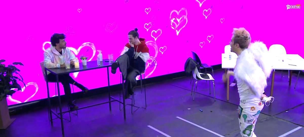 ciiklotiimiikaa's tweet photo. VI A MARTINA ASÍ Y PENSÉ QUE VENÍA ALTO SKETCH CON SANTARDO Y LO CORTARON! LOS AMO PERO ELLOS 3 TENÍAN QUE TENER MÁS TIEMPO! LUCAS SALVÓ LA NOCHE..LOS AMO..PERO NOSE..COMO DIRIA SANTU TR(TA RARI)@martinciriook @santumaratea1 @lizardoponce @DABOPEok @AngeldebritoOk #hashtagenvivo https://t.co/RBq7AW8HLe