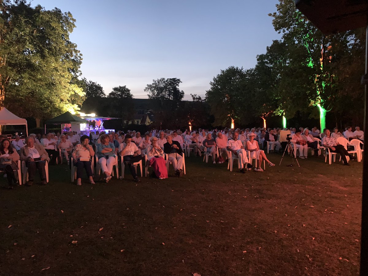 superflo's tweet image. Und manchmal spielt man doch: Gestern die „Niersteiner Just White Klassiknacht“ bei Kaiserwetter mit Eva Lind, Ilja Martin und Kevin Pabst in Nierstein am Rhein