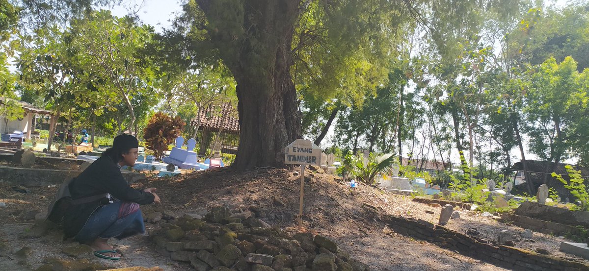 SarkubAE's tweet photo. Makam Eyang Tandur berlokasi di Dusun Lemi, Jajar, Kec. Kartoharjo, Kabupaten Magetan, Jawa Timur.

#EyangTandur #MakamEyangTandur #KecamatanKartoHarjo #KabupatenMagetan #MakamLeluhur #JawaTimur #MakamKeramat #ZiarahKubur #NyarkubDay #DusunLemi #DesaJajar #ExitTol https://t.co/yN40QnLPbL
