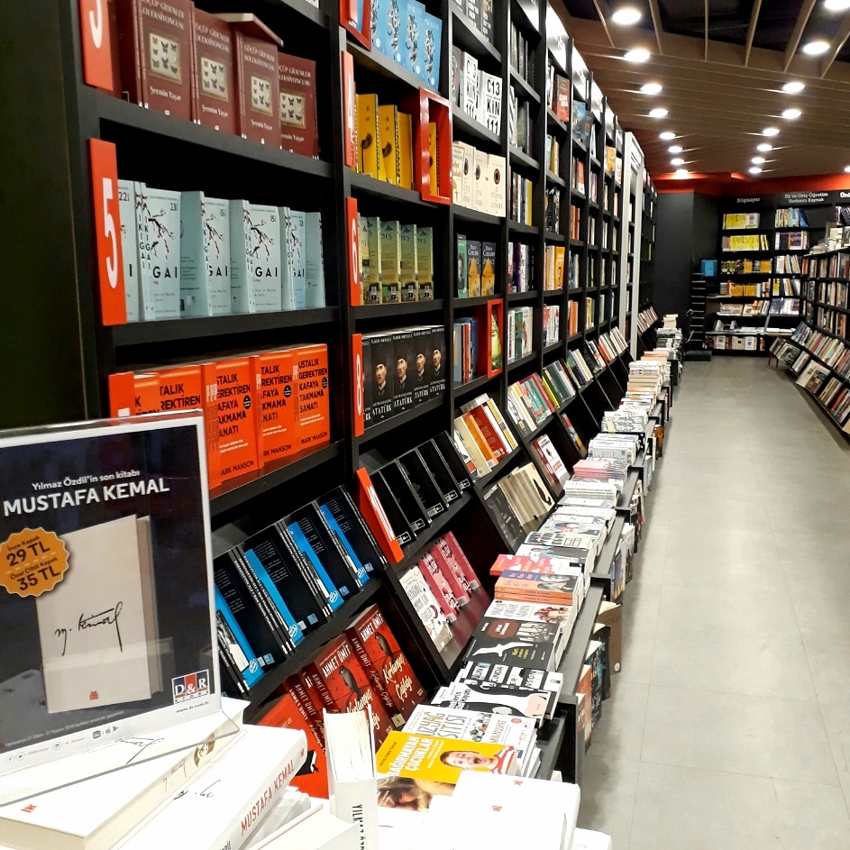 Annevecocuk's tweet photo. Herşey normale döndüğünde ilk işim sanırım bir kitap mağazasına gidip, doya doya raflardaki kitapları elime alıp incelemek olacak. 
https://t.co/qctEfvvzjK https://t.co/HWTbUEvfC8