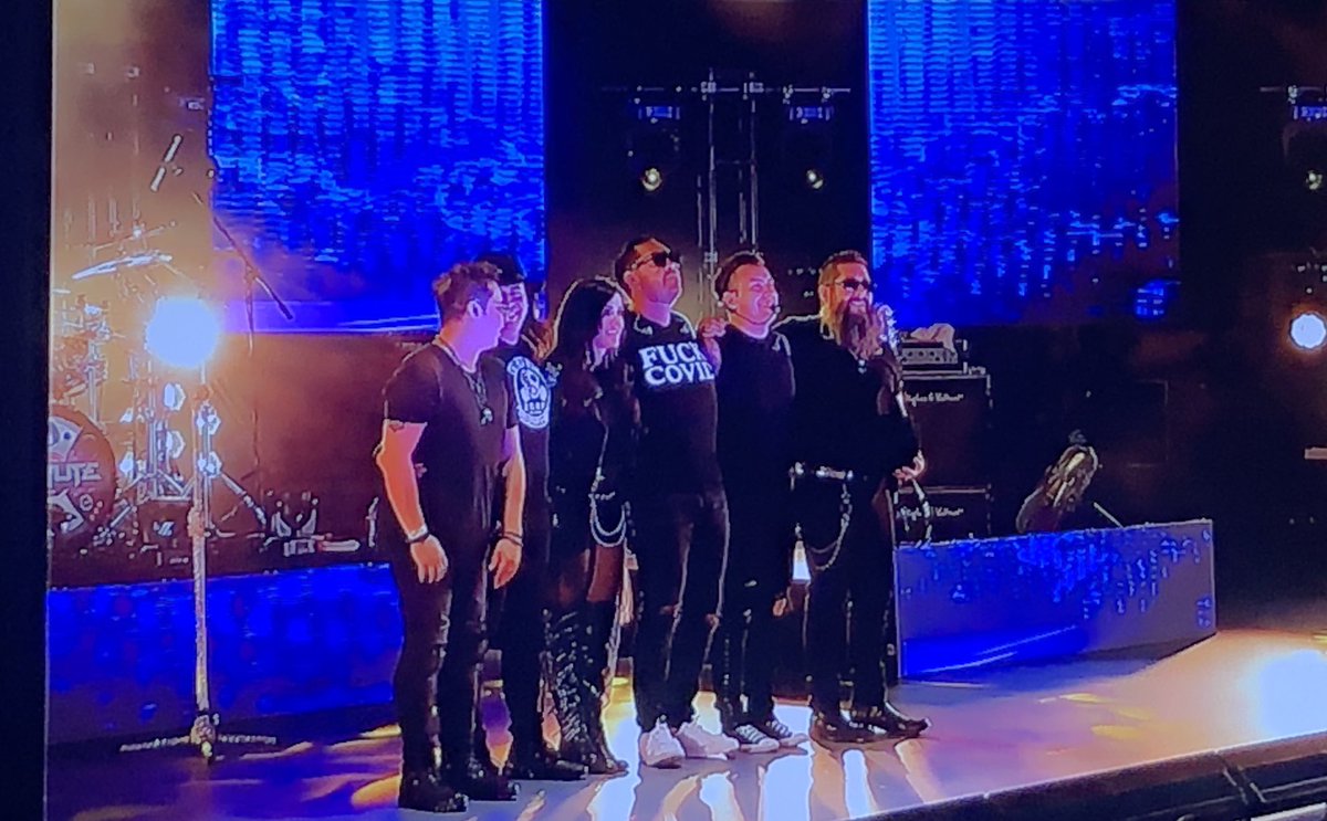 joulespena's tweet photo. Que chingoneria los amigos de @MATUTEmx - Gracias por una noche de lujo - saludos desde Toronto 🇨🇦 y acá los esperamos pronto!!! #matuteenconcierto #MatuteEnLinea https://t.co/JqJFpLulxv