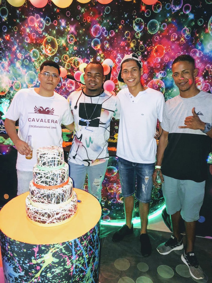Br103113's tweet photo. O mais falado #Baileneon 🥳🥳 https://t.co/v5f7ARqhCQ