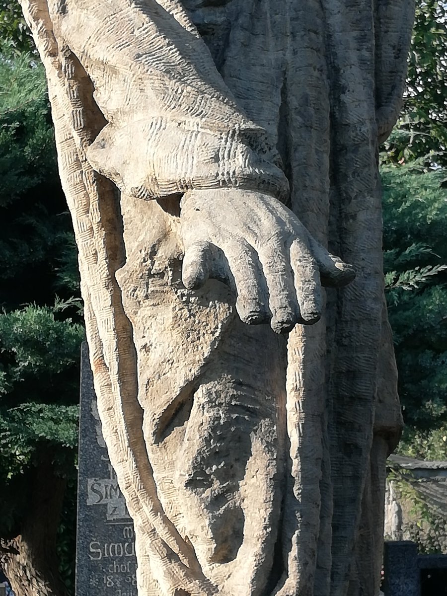 Z_U_Muz's tweet photo. NEZNÁMÍ PŘÍTOMNÍ
Ježíš Kristus Františka Bílka (1908) jakoby sestupoval do jeskyně s pohřbeným Lazarem. Ne každý má náhrobek od věhlasného umělce. Zato ale od samého Vykupitele má každý příslib vzkříšení (J 6,40 a 11,25)

#Libcice a peripetie náhrobku: https://t.co/H3R18Mn9UM https://t.co/hjH8N5c9Ae