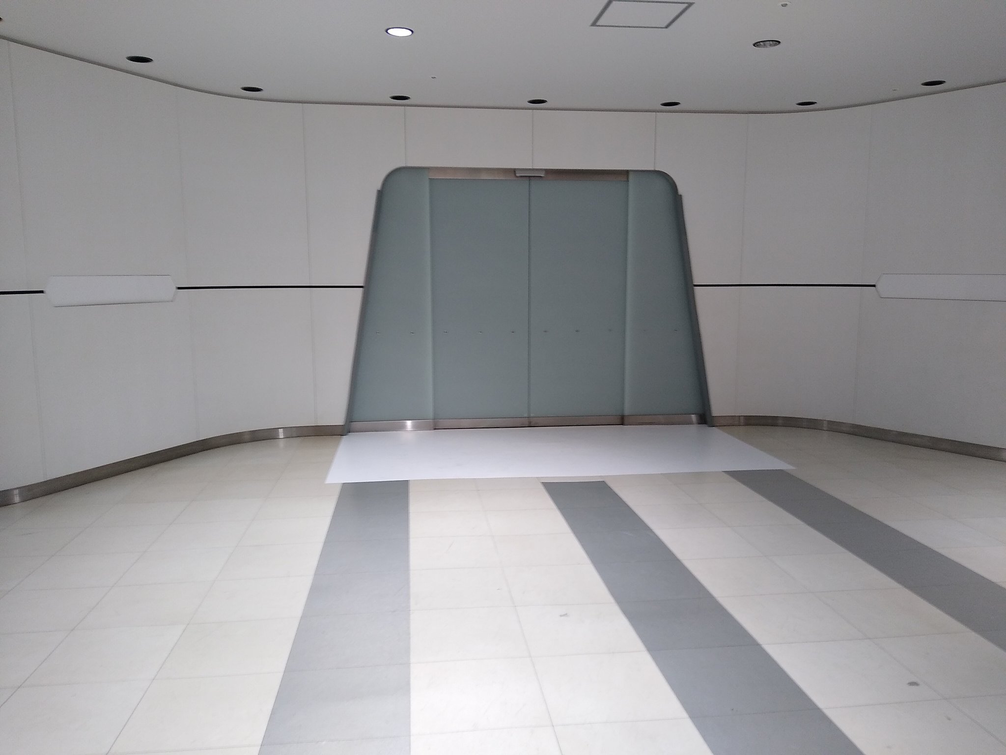 明日宮黎亜 移転前のポケモンセンターヨコハマ跡地もといbaystore跡地を見に行ったら 店の前のスペースがガチャガチャコーナーになっていて 店の中は空店舗のままのようでした Baystoreが営業終了したのがきょねんの8月23日だったので ちょうど1年間空