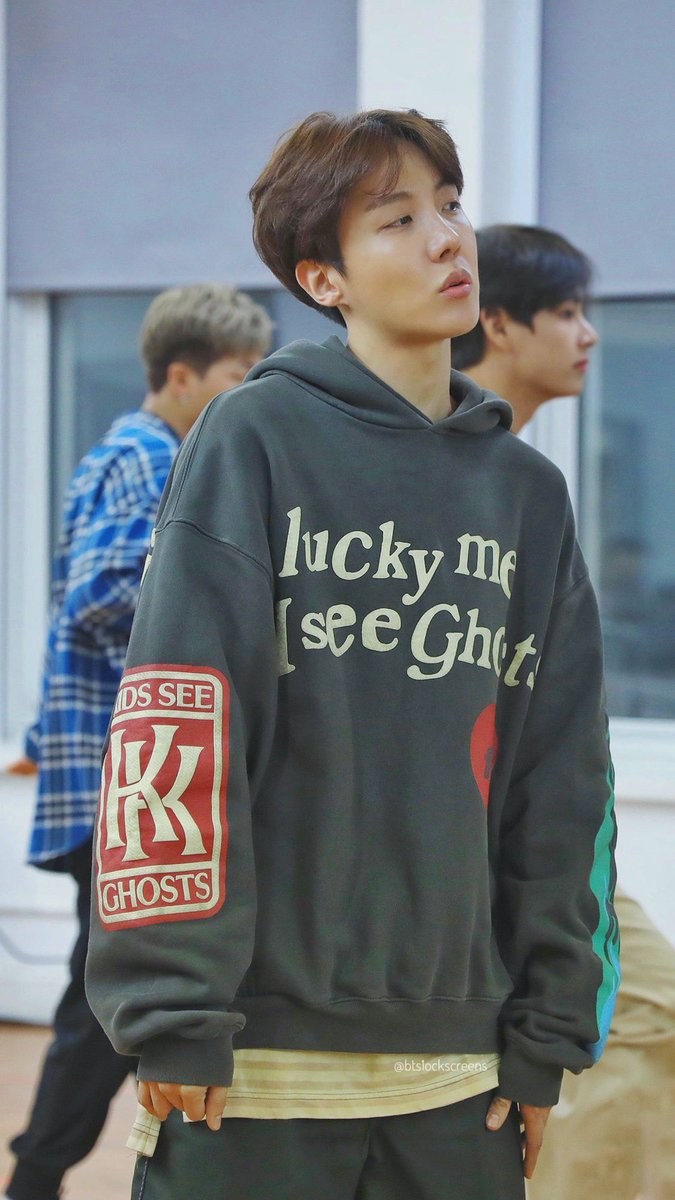 HoseokInMustard's tweet photo. We are here at NU Sentral GSC for 130 pm private screening with @FirstLadyKim_ @alphamogi @jimnshii 

So if y'all are around and feel like grabbing a pack of magic (shop) teabag just come and say hi 🌼💜

I'm wearing hoseok's hoodie 🙈 https://t.co/yXrZoN21hH