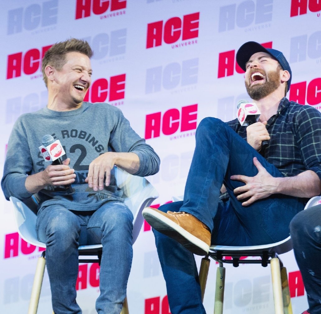 CathySunnn's tweet photo. Chris Evans with mcu friends~ https://t.co/DvjEwqos1g