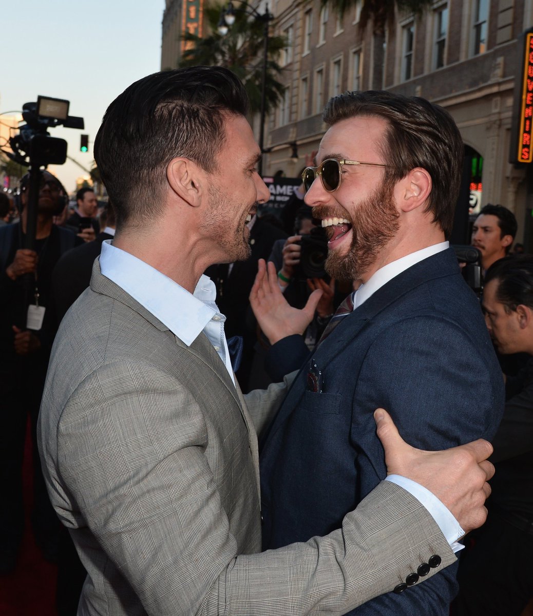 CathySunnn's tweet photo. Chris Evans with mcu friends~ https://t.co/DvjEwqos1g