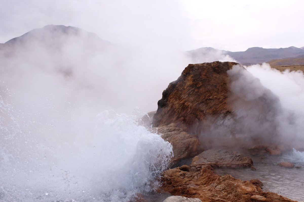BakiTravel's tweet photo. A capricious spray of hot steam on a cold morning. There's nothing quite like the beauty of standing in the crater of a temperamental volcano.  

Another one of San Pedro de Atacama's mystical wonders. 

Explore the desert with us!

#TravelWithBaki #travel #southamerica https://t.co/HTCLVpzMM0
