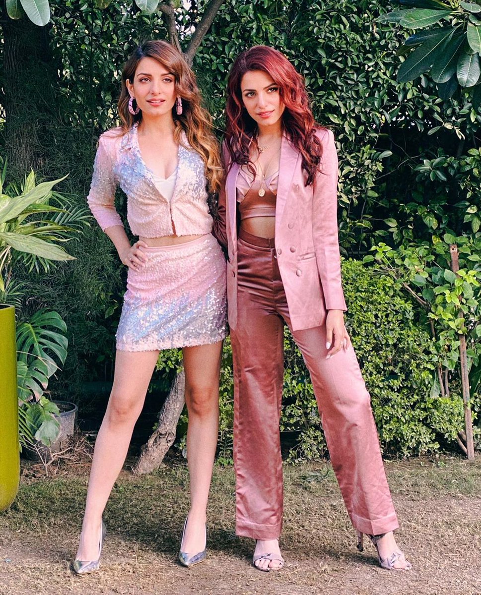 VYRLOriginals's tweet photo. Now watch how the heart emojis troop in for these gorgeous twins! โค๏ธ๐ฅย
What's your favorite @PrakritiKakar and @Sukritikakar song? ๐ต๐ฌ
#PrakritiKakar #SukritiKakar #SukuPuku #StyleQueens #Fashion #OOTD #Glam #SundayMood #PartyVibes #VYRLOriginals #WeekendMood https://t.co/c7jEjkatTy