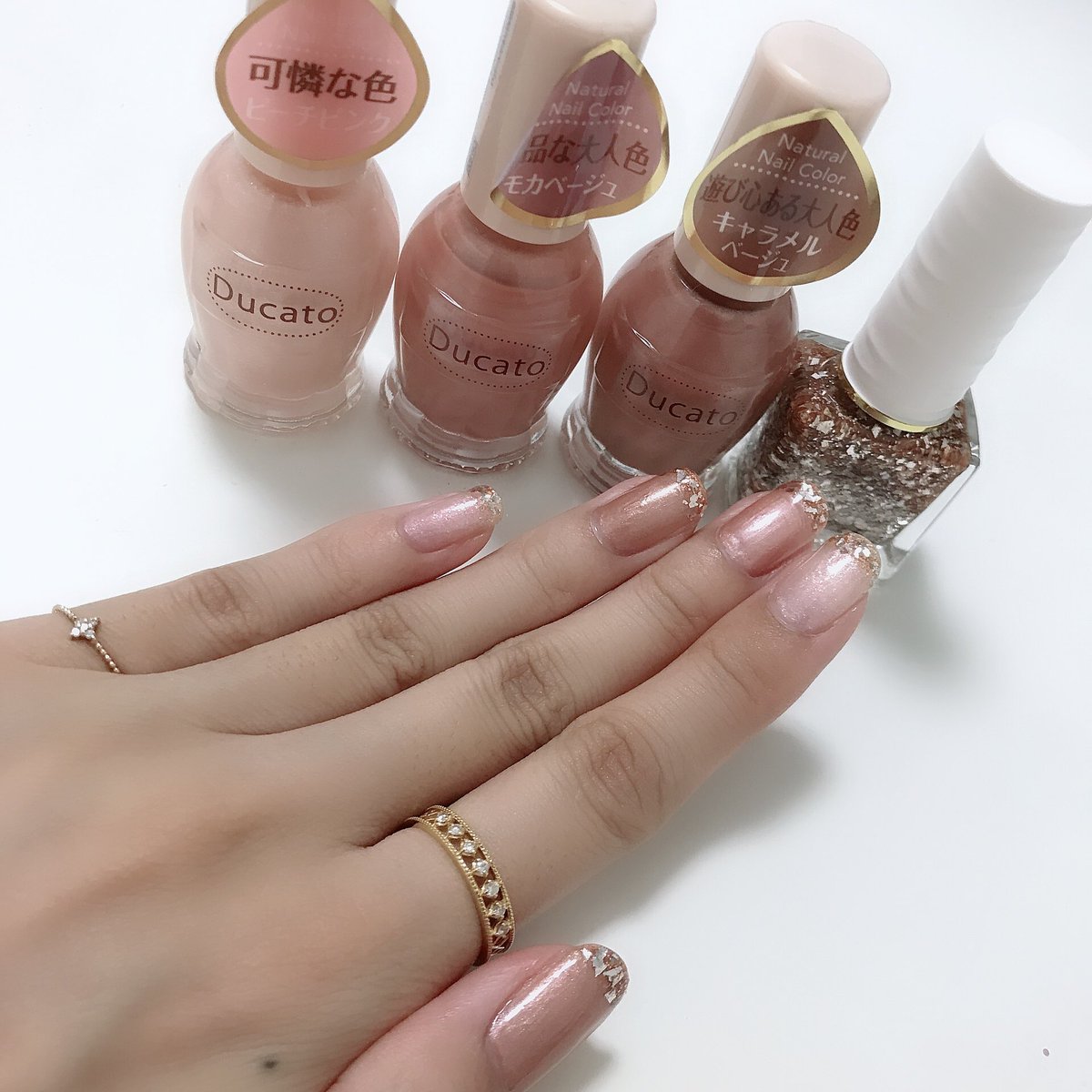 ぽに子 ニュートラルな秋セルフネイル ベージュ系のイエベカラー シルバーパール入りのブルベカラー シルバーラメ でイエベブルベの要素をバランス良く配合 秋服にぴったり Ducato N12 N15 N16 エレガンスクルーズ ネイルラッカー 104 Homei