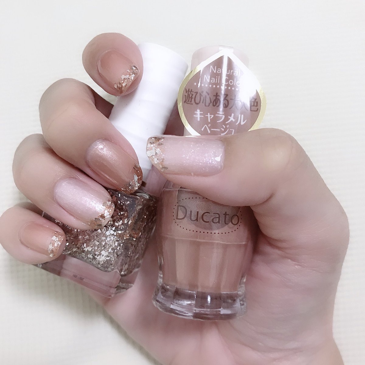 ぽに子 ニュートラルな秋セルフネイル ベージュ系のイエベカラー シルバーパール入りのブルベカラー シルバーラメ でイエベブルベの要素をバランス良く配合 秋服にぴったり Ducato N12 N15 N16 エレガンスクルーズ ネイルラッカー 104 Homei