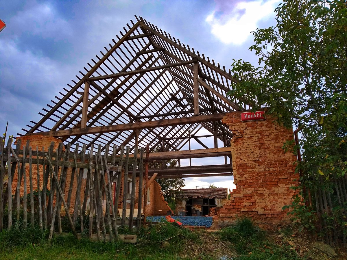 Zpravyzmesta's tweet photo. V Liticích se pustili do rekonstrukce domu. Zatím to vypadá, že si tady @ntm_praha vytváří odloučené pracoviště jejich plaské expozice stavitelství.
#plzen #litice #stavitelstvi #plasy #muzeumstavitelstvi https://t.co/mu6Lz2aUWv