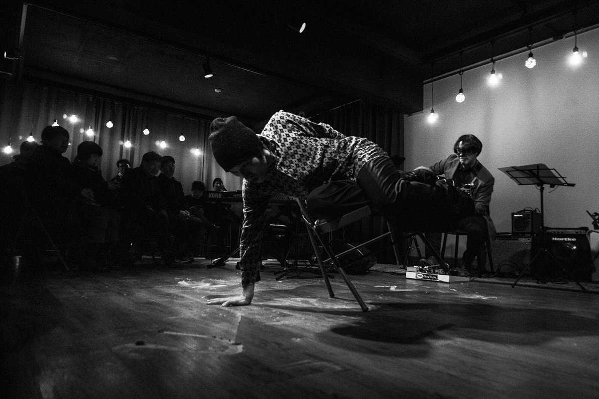 Tashi Iwaokan improvisaatiotyöpajaan "The more is less" 3.10.2020. This #workshop aims to work on the tools for creating a chaotic state as an ensemble.
No previous experience necessary. Read more at barkertheatre.fi #kissmybarker #barkerteatteri #danceinfo