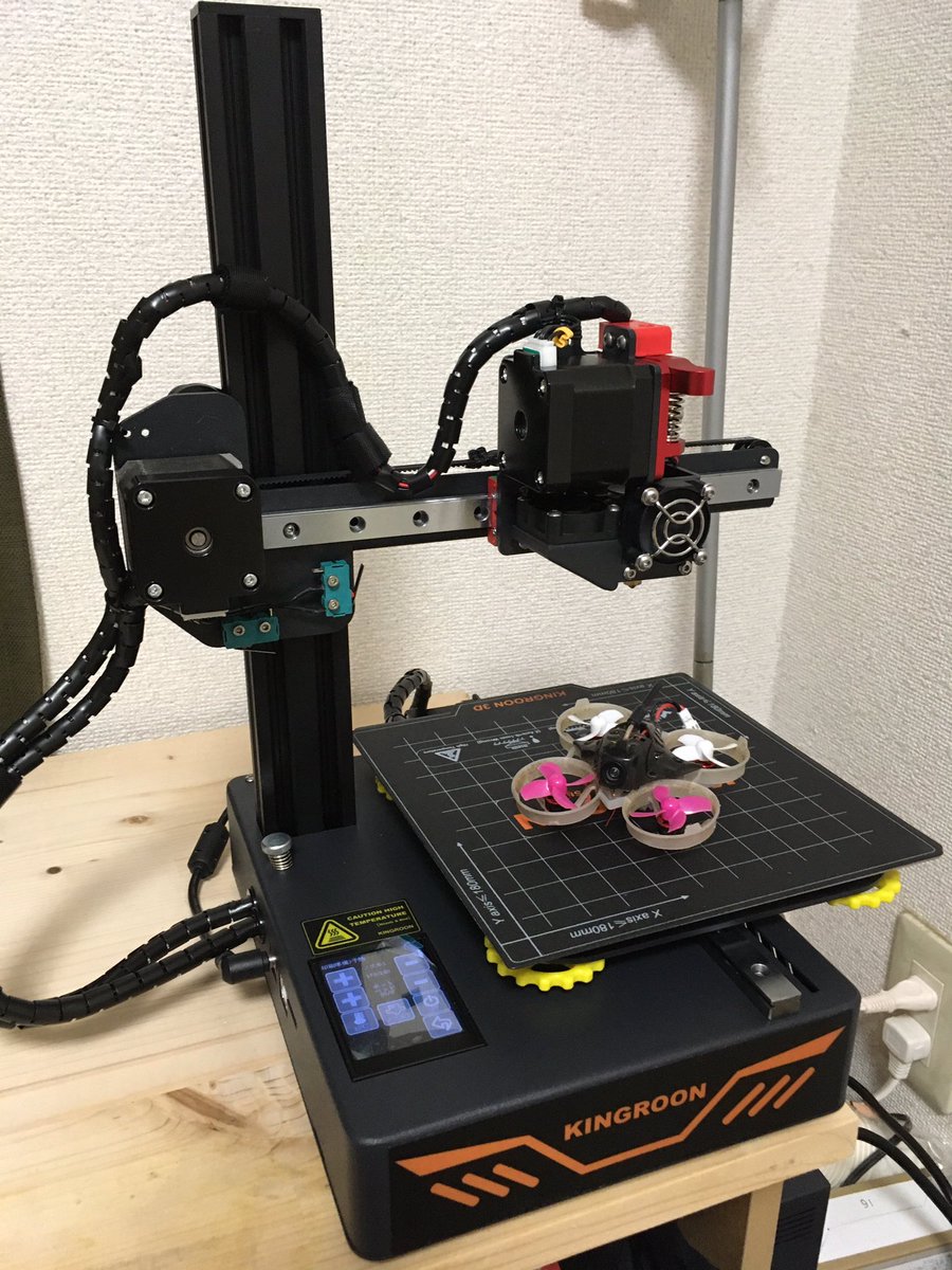 poko_works's tweet photo. Droneパーツ用に3Dプリンター買いました！コンパクトでTPUも使えて180mmまでOK

Aliexpressで14,000円ぐらい

サイズ比較で65フープ乗っけてます(^^)
#kingroon #KP3S https://t.co/kgonA4rpio