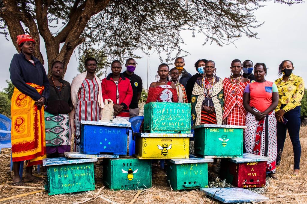 KingaGadson's tweet photo. There is no greater satisfaction when your doing what you love than seeing smiles and appreciation from the community.
#changeishere #empowerment #itsourlife
Adopt a Hive program and Orchards for schools is the next big thing. Pamoja tunasonga. @HappyCommunityK https://t.co/hQKNrs7Jfh