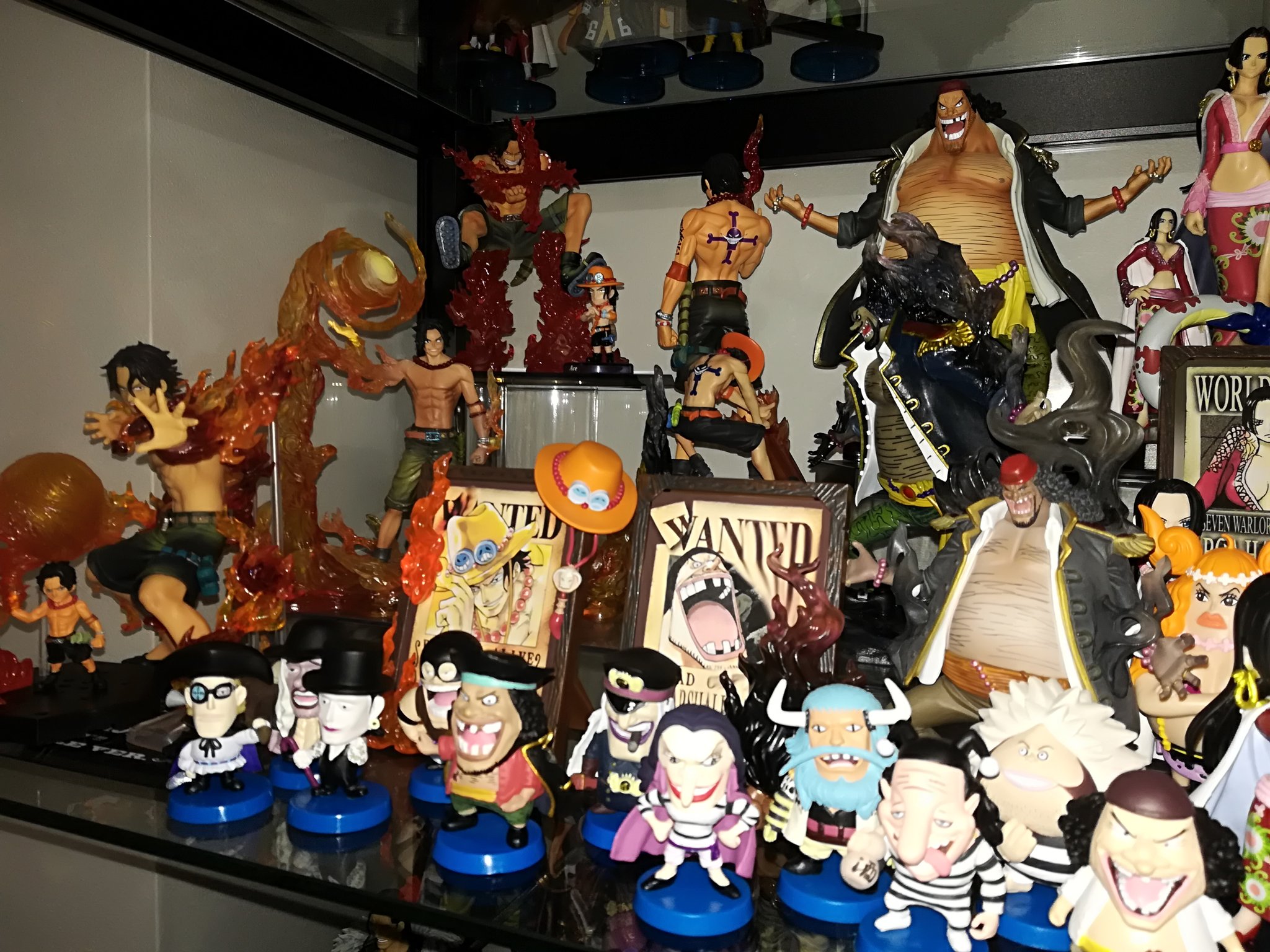 ちゃんチャイコフスキー エースvsティーチ アニキャラ黒ひげ海賊団も一緒に ワンピースフィギュアを投稿しよう T Co Qct42xud2p Twitter