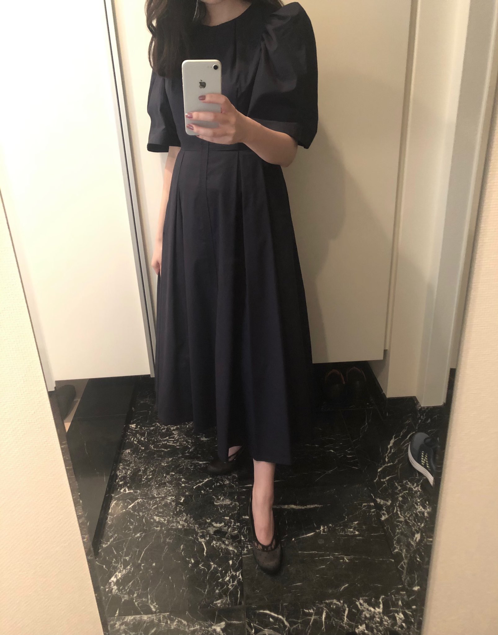 ロンリ子 このワンピース 一見とてもシンプルなのに着ると胸元や肩の絶妙なゴージャス感と上品さがもう天才的 フレアワンピースは太って見えやすいけどこれはむしろ着痩せするし セルフォード一生ついて行きます