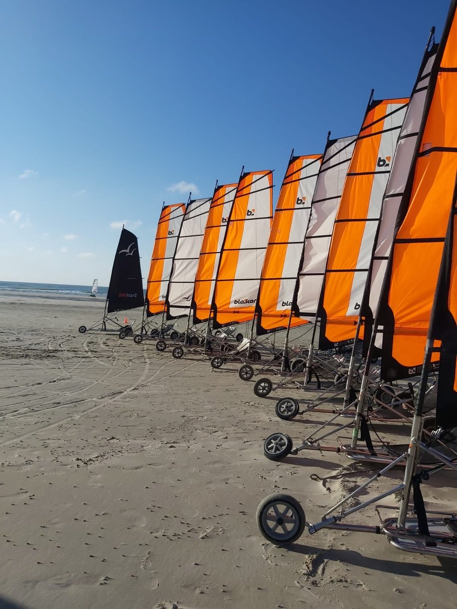 Onze blokarts zorgen voor een ware kleurexplosie op het strand! Gaan jullie mee? Check de agenda voor actuele starttijden én reserveer een plekje! mooi-weer.nl #Terschelling