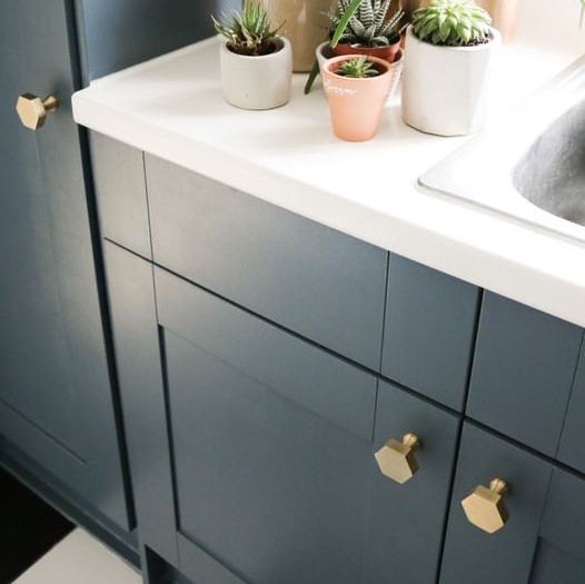 Pushkahome's tweet image. The dark blue cabinet and white worktop combo making a great backdrop for our solid brass hardware. ⁠
⁠
📸@rebecca.raynham⁠
⁠
#pushkahome #goldknobs #brassknobs #kitchenknobs #hexagonalknobs #interiordesign #renovation #kitchenreno #goldhardware #brasshardware