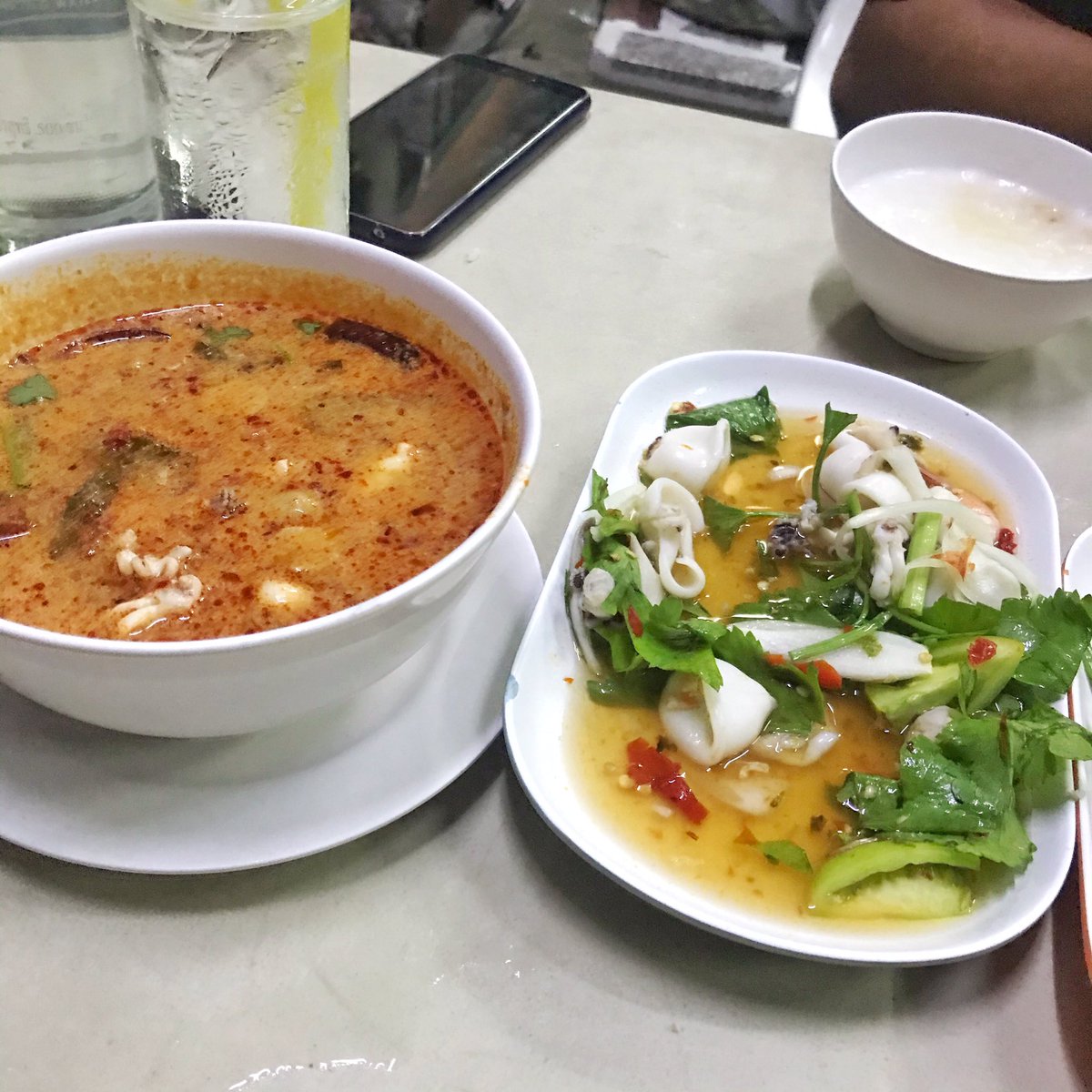 vvreview1's tweet photo. ร้านนี้ดีมากอยากแนะนำ เป็นร้านข้าวต้มแถวๆสวนสยาม ราคาไม่แพง อร่อยเกินราคา ตามภาพสั่งมา 7 อย่าง + ข้าวต้มและข้าวสวย (ข้าวเป็นบุฟเฟต์ 5 บาท ตักได้ไม่อั้นทั้งสองแบบ) หมดไป 370 บาท คือดือ อยากให้มาลองมากๆ คิดว่าจานจะเล็ก ไม่จ้า ใหญ่อยู่นะ ไปกันสองคนไม่หมด 😂 แหะๆ @aroii #อร่อยไปแดก https://t.co/VQUFgwUlWL