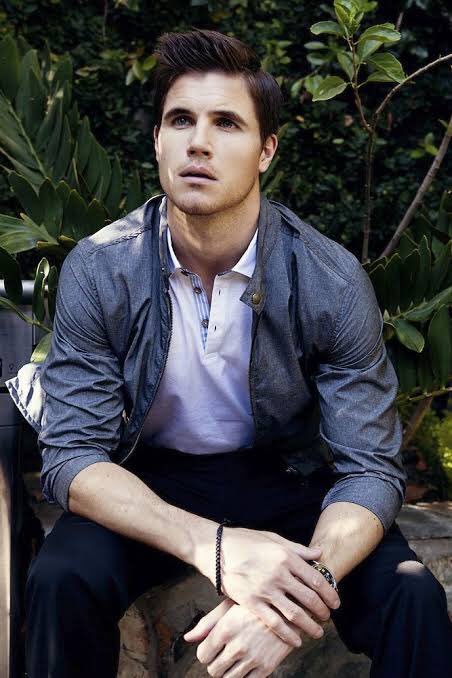 32) Robbie Amell