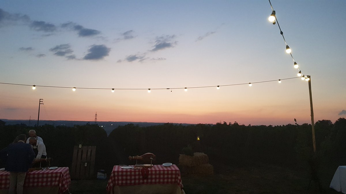 Tramonti e cena in #vigna. #lifestyle #settembre #famigliacotarella #intrecci