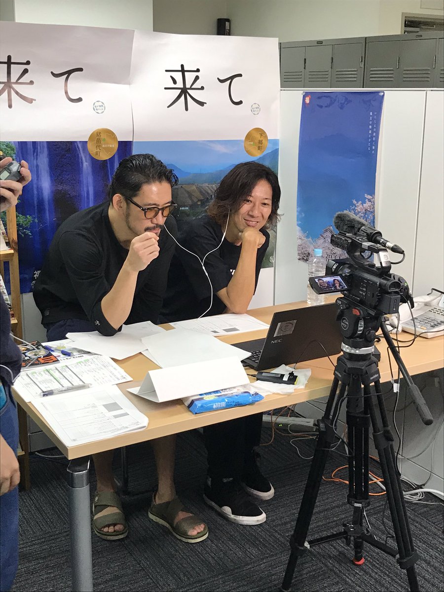 kazetorockBB's tweet photo. 箭内「君たち、それすごい仲良しなイヤホンの使い方。マツが憧れてるやつでしょ」#風とロックテレビ芋煮会 https://t.co/o3PRW8fTEg