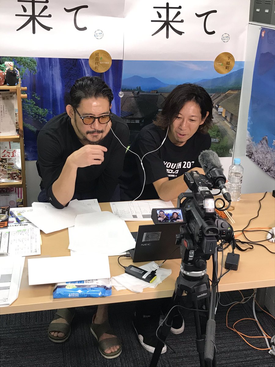 kazetorockBB's tweet photo. 箭内「君たち、それすごい仲良しなイヤホンの使い方。マツが憧れてるやつでしょ」#風とロックテレビ芋煮会 https://t.co/o3PRW8fTEg