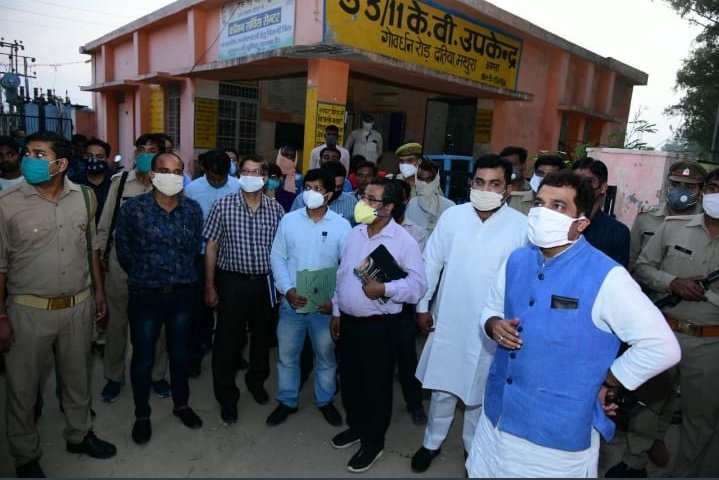 विभाग के उच्चअधिकारियों द्वारा मथुरा के दतिया विद्युत वितरण उपकेंद्र का निरीक्षण किया गया।उपभोक्ताओं को असुविधा का सामना न करना पड़े इस पर चर्चा की गई।जिसमे मौजूद रहे ऊर्जा मंत्री श्रीकांत शर्मा जी,अधीक्षण अभियंता ग्रामीण विनोद गैंगवार जी,अधीक्षण अभियंता शहरी प्रदीप खत्री जी