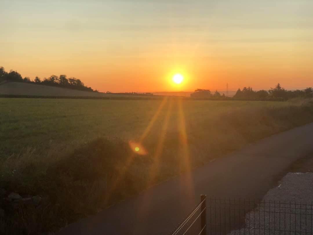 gloriouspop's tweet photo. Aujourd’hui dans l’Evangile, Jésus nous demande de pardonner, de pardonner et de pardonner encore. 

Il sait comme nous pouvons être vexé et rancunier. 

Pardonner ne change pas le passé. 
Pardonner ouvre un avenir. #evangile #parolededieu #priere #pardon https://t.co/5h5Ycnxzaa