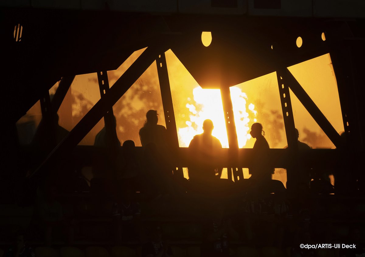 UliDeck's tweet photo. Abendsonne im Wildparkstadion Karlsruhe, beim DFB Pokal-Spiel des KSC gegen den 1.FC Union Berlin. Foto: Copyright dpa/ARTIS-Uli Deck  #Sonne#Licht#Sonnenuntergang#karlsruhe#wetter#Wildparkstadion#fussball#DFBPokal#zuschauer#gegenlicht#ksc#karlsuhersc#fcunionberlin#partie# https://t.co/Jx87LUBYVO