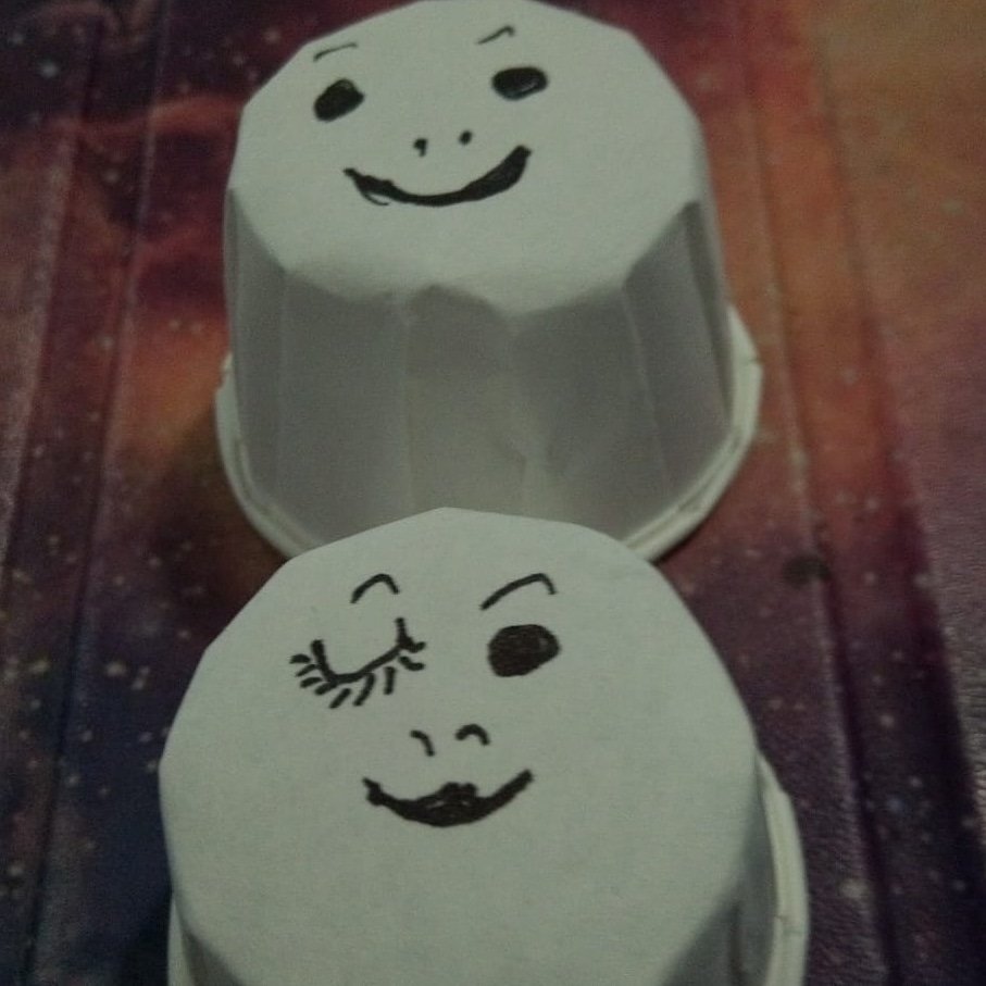 Phoenixtextile's tweet image. Poor Carole has unexpectedly had a stay in hospital. With no art materials to hand, undaunted she began creating these characters on the bottoms of her pill containers - could be the start of a fun project!
#hospitalstay 
#pillpots 
#castofcharacters 
#arteverywhere