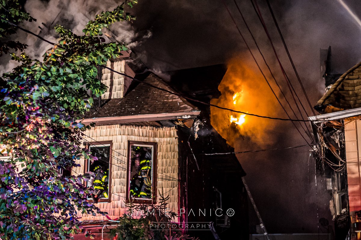 jpanicophoto's tweet photo. Massive #fire in #dykerheights #Brooklyn @ABC7NY @NBCNews @PIX11News @CBSNews https://t.co/UvgQ6zit5o