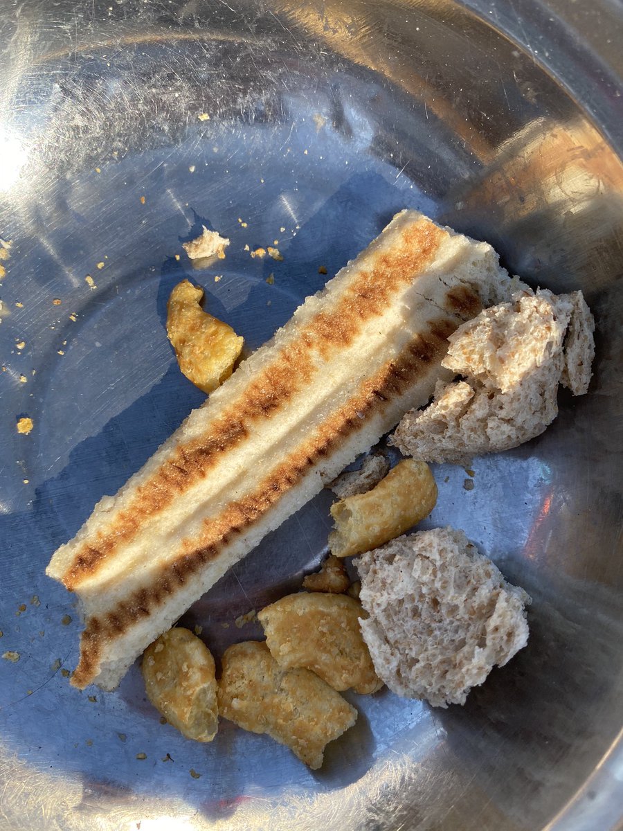 isabelschayani's tweet image. Die haben kaum was und dann bieten sie mir als Gast noch ihren wertvollen Tee und diese wenigen Kekse an. #MoriaCamp