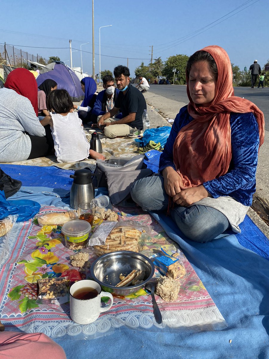 isabelschayani's tweet image. Die haben kaum was und dann bieten sie mir als Gast noch ihren wertvollen Tee und diese wenigen Kekse an. #MoriaCamp