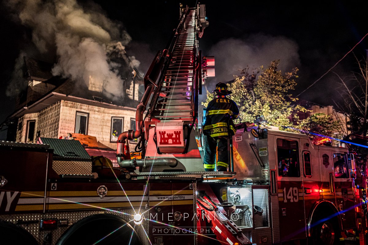 jpanicophoto's tweet photo. Muiltple houses caught fire in #dykerheights #Brooklyn @ABC7NY @NBCNews @PIX11News @CBSNews @nytimes @nypost @HuffPost @NYDailyNews https://t.co/NdIVouFmwv