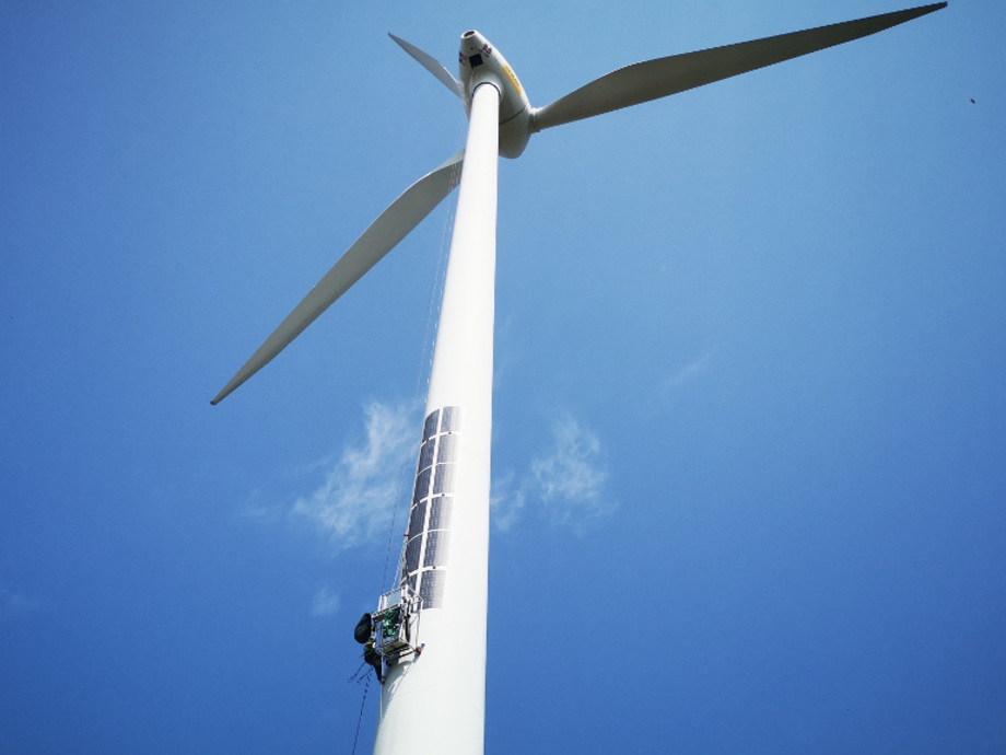 photovoltaik's tweet photo. DAS Energy befestigt Solarmodule an Windkraftanlage: Am Turm einer Windkraftanlage von Energie Burgenland wurden Leichtbaumodule von DAS Energy befestigt. Sie sollen die Effizienz des Windrades weiter erhöhen, indem sie Strom produzieren, wenn die Sonne… https://t.co/krn789yocG https://t.co/wehXhUhS9Q
