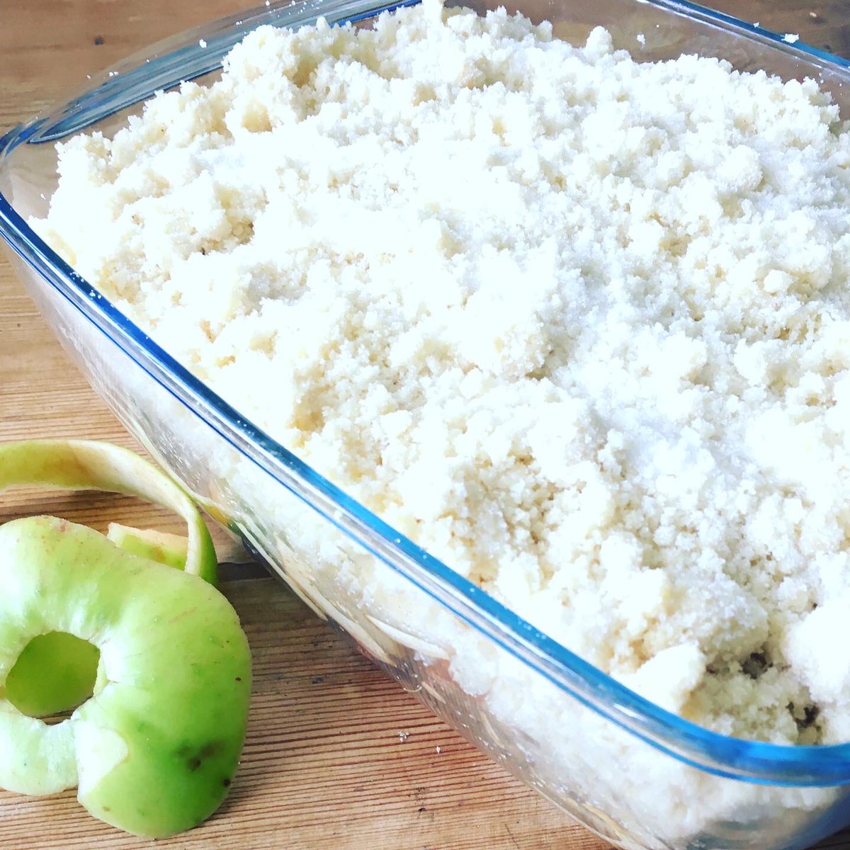 PipinchickP's tweet photo. When nature provides...
Can’t wait to tuck into this after our Sunday roast! 
😋😋😋

All that’s left to decide is... custard or cream? 

The Great British debate...!
😂

#applecrumble #subdayroasts #familylunch #sundaylunchtime #growyourownfood #englishapples  #pipinchickpoultry https://t.co/IV6wq1sH1G