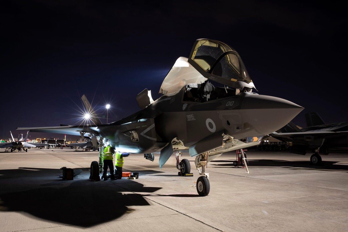 On Thursday  @RoyalAirForce photogs captured participants of Ex Point Blank, a large scale exercise designed by the RAF &  @usairforce‘s  @48FighterWing.This iteration included  @USMC  @LockheedMartin F-35B’s that flew into  @RAF_Marham from  @MCASYumaAZ, along with  @OC617Sqn F-35B’s
