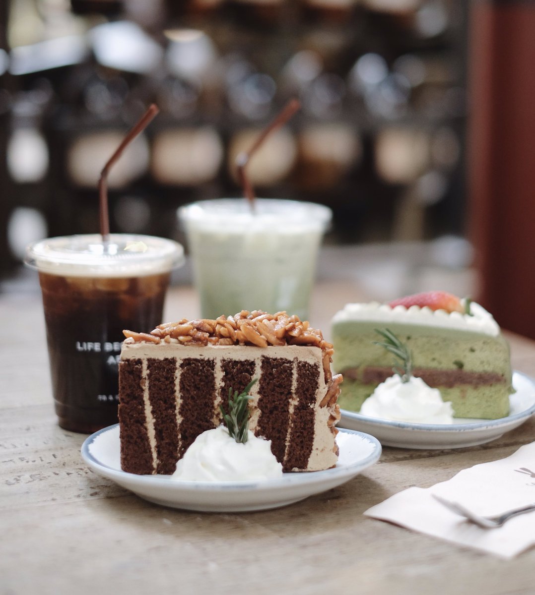jeanthitirut's tweet photo. 📍 Casa Lapin (Sukhumvit24)
ร้านอยู่หลัง Emporium suite ลงBTS พร้อมพงษ์ เดินต่อ 200 เมตร
✨ตอนนี้มีโปรเค้ก 1 free 1 ด้วย เดินเข้าไปในร้านกินหอมมาก เงียบสงบด้วย ถ่ายรูปมุมไหนก็สวย @aroii 
#อร่อยจนต้องรีวิว #อร่อยบอกต่อ #รีวิวคาเฟ่ https://t.co/vc5AJRJhsk