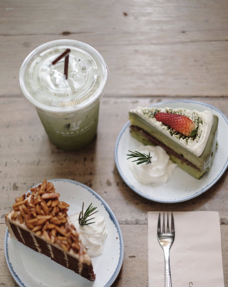 jeanthitirut's tweet photo. 📍 Casa Lapin (Sukhumvit24)
ร้านอยู่หลัง Emporium suite ลงBTS พร้อมพงษ์ เดินต่อ 200 เมตร
✨ตอนนี้มีโปรเค้ก 1 free 1 ด้วย เดินเข้าไปในร้านกินหอมมาก เงียบสงบด้วย ถ่ายรูปมุมไหนก็สวย @aroii 
#อร่อยจนต้องรีวิว #อร่อยบอกต่อ #รีวิวคาเฟ่ https://t.co/vc5AJRJhsk