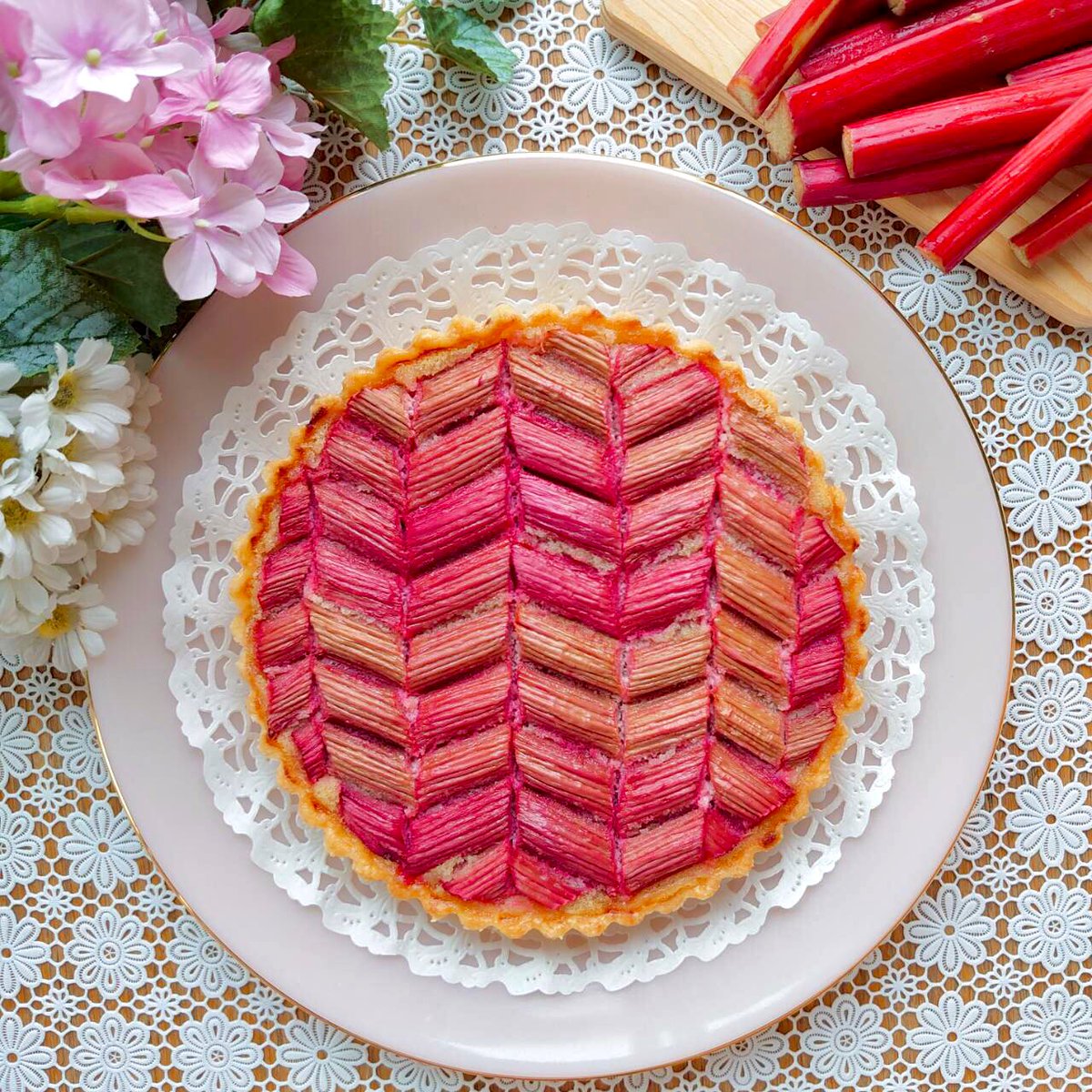 Uzivatel ゆうか Na Twitteru ルバーブのタルト 信州 富士見町 かぼちゃん農園 さんからお取り寄せした赤いルバーブ あえて例えると 酸っぱいフキのようなお野菜です ルバーブジャムとアーモンドクリームを 詰めたタルトの上にたっぷり載せて 焼きました