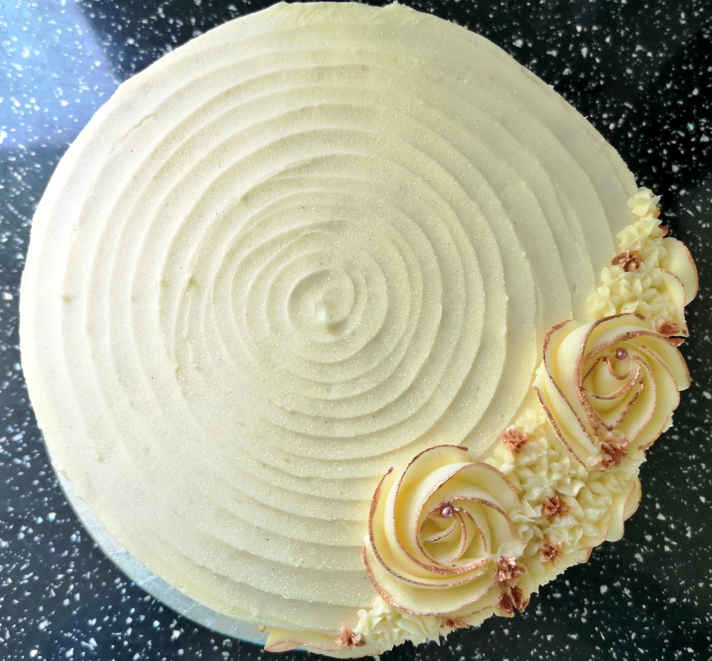 Kyms_Kitchen_'s tweet photo. I love this hen party cake, it's like a mini wedding cake 💕

The white piping is picked out with rose gold highlights, rose gold sugar pearls and topped with a dusting of rose gold glitter ✨

#henparty #wedding #celebrationcake #customcakes #cakestoorder #rosegold #rosegoldcake https://t.co/LVZc4DDHLl