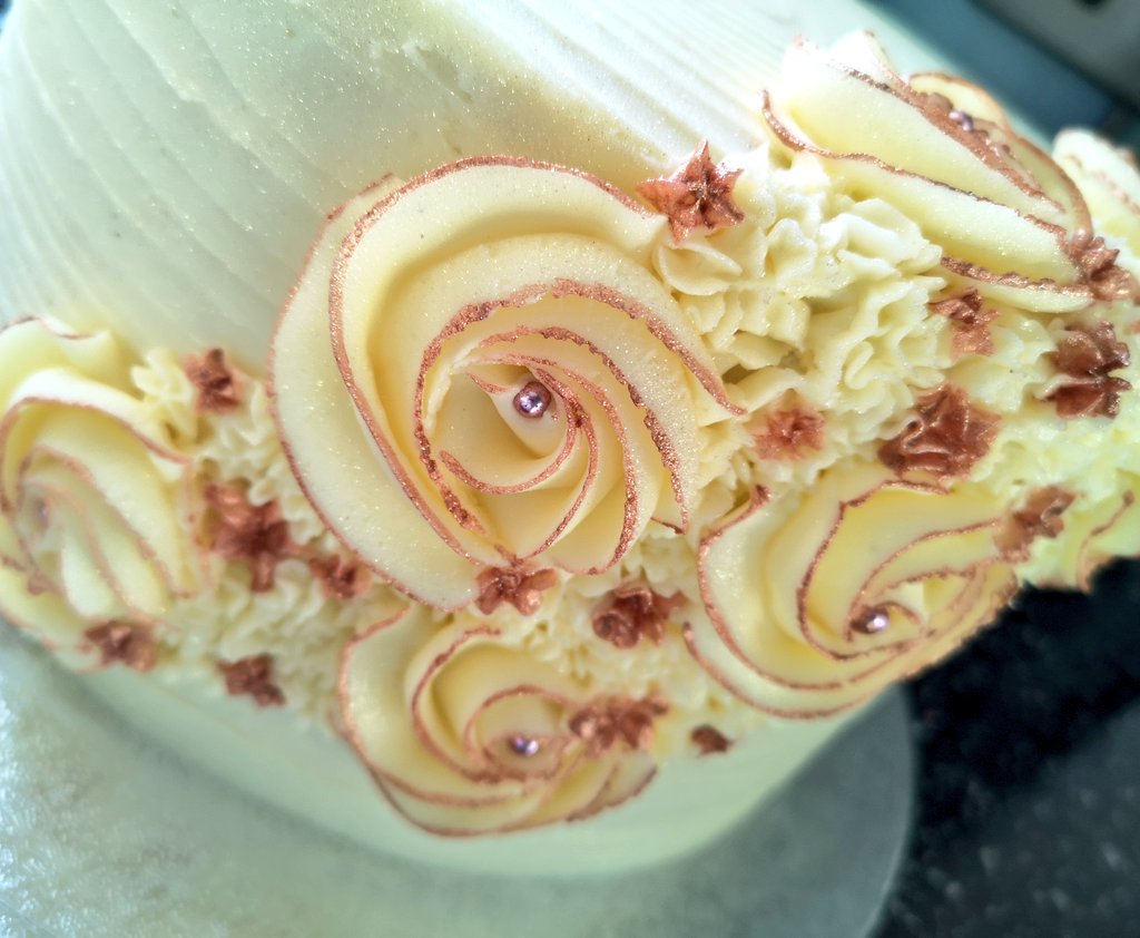 Kyms_Kitchen_'s tweet photo. I love this hen party cake, it's like a mini wedding cake 💕

The white piping is picked out with rose gold highlights, rose gold sugar pearls and topped with a dusting of rose gold glitter ✨

#henparty #wedding #celebrationcake #customcakes #cakestoorder #rosegold #rosegoldcake https://t.co/LVZc4DDHLl