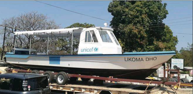 Likoma District health officer received a boat ambulance from @unicefMalawi. Patients in need for referrals can be ferried to Nkhata bay District hospital earlier without the need to wait for ilala ship.

#Malawi #healthcare #likoma #Transport #twittermw