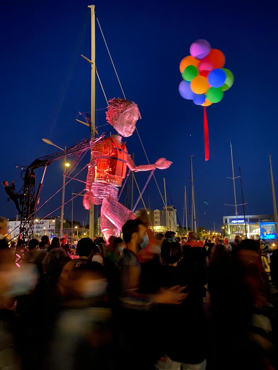 Notre spectacle Mo et le ruban rouge, vendredi soir à La Rochelle. Merci au <a href="/CNARsurlepont/">sur le pont</a> de nous avoir permis de retrouver notre lieu de travail : l’espace public.