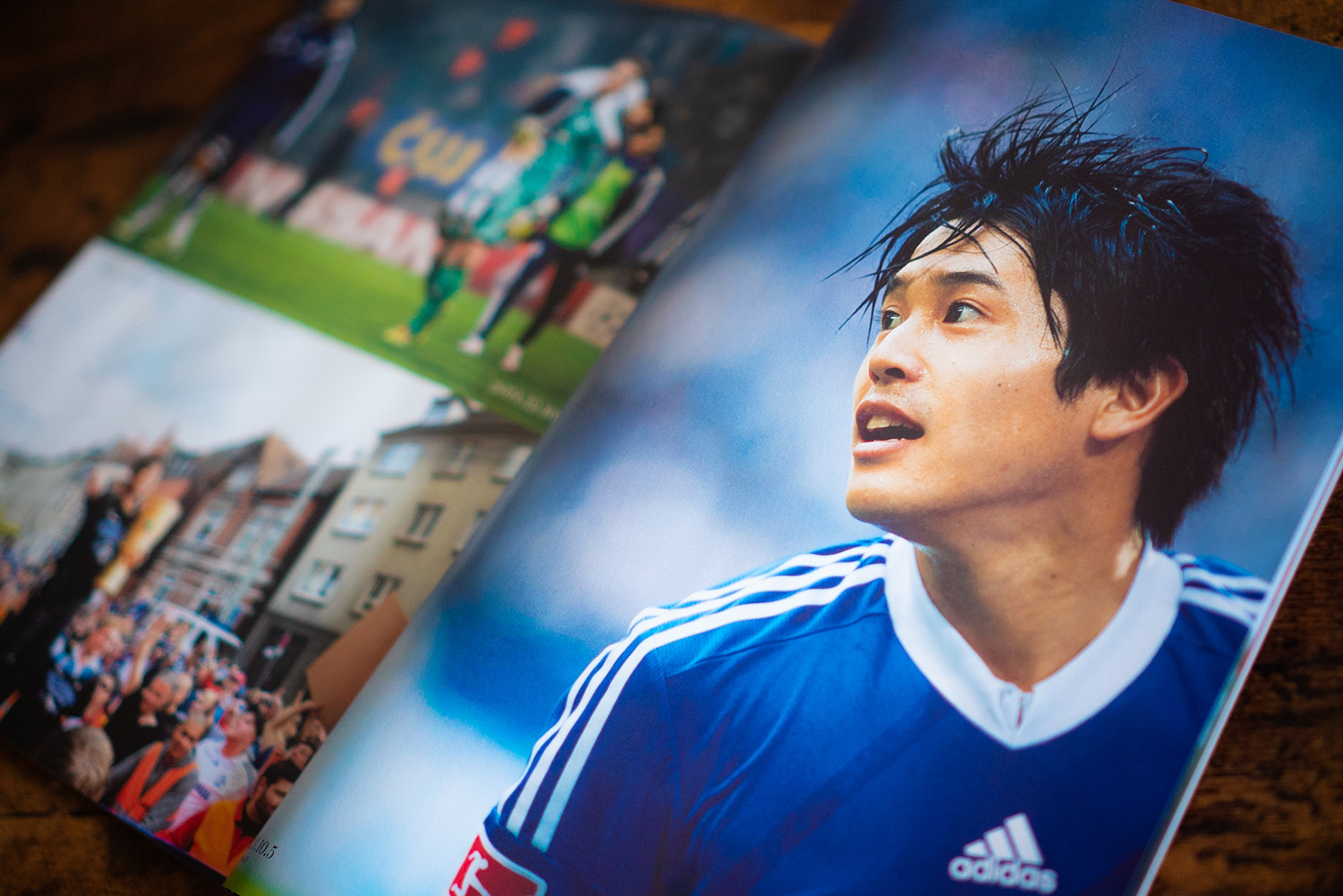 千葉格 Itaru Chiba 発売中の内田篤人選手 ロールモデルコーチ 特集のnumber 僕の撮影した写真を中面でも使って頂いています かなりたくさん それに 開いた瞬間 鹿島のスポンサーさんたちの連名の広告 Amp 内田さんへのメッセージが記されているの